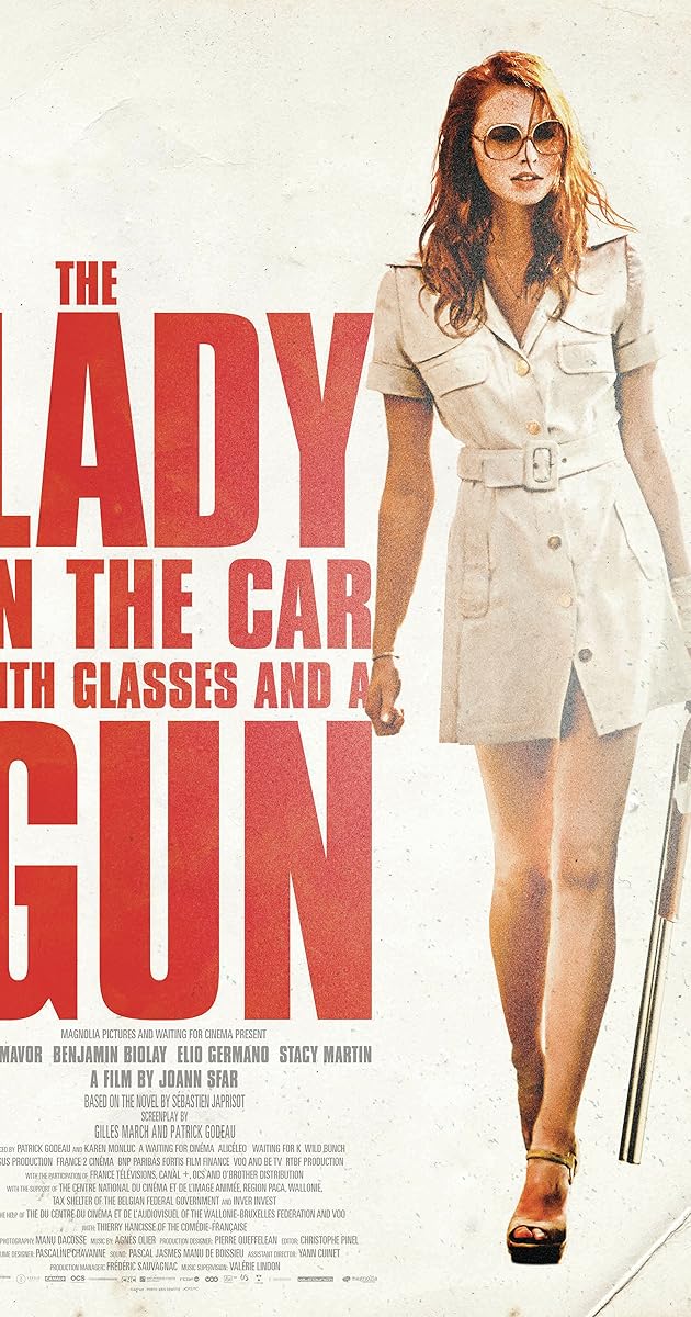 Arabadaki Gözlüklü ve Silahlı Kadın